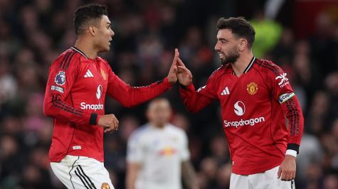 Errores defensivos y expulsión de Lisandro condicionan la caída en Old Trafford