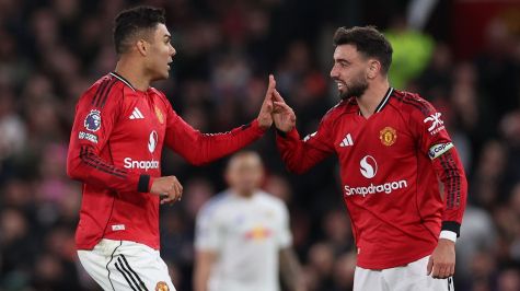 Errores defensivos y expulsión de Lisandro condicionan la caída en Old Trafford