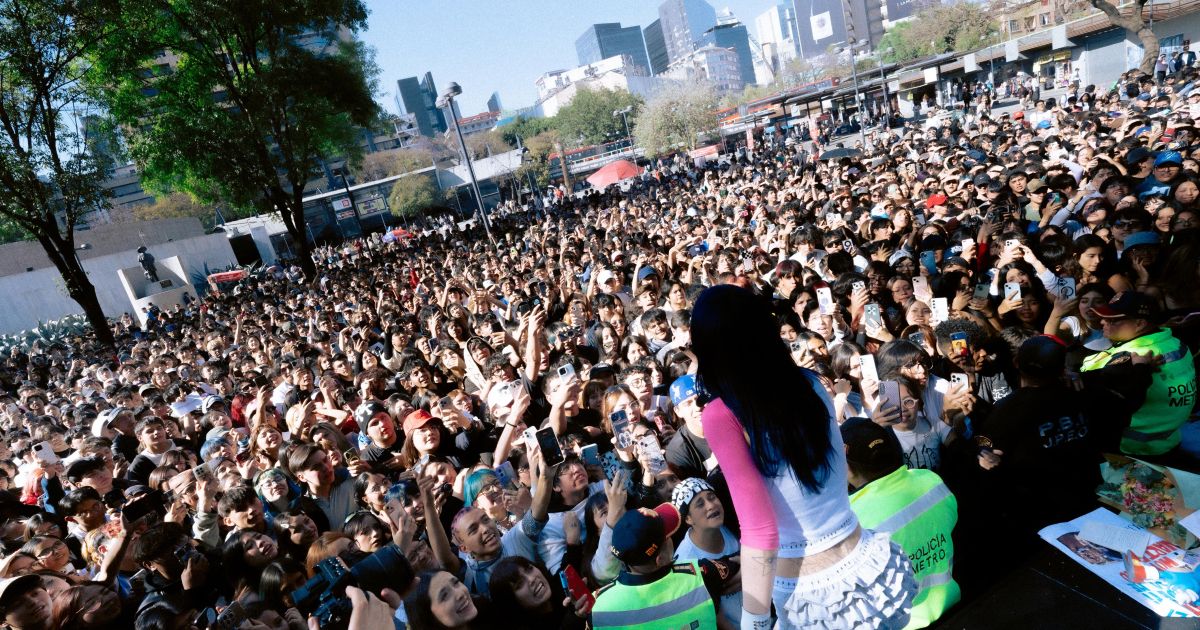 Iza Tkm en la Glorieta de Insurgentes Iza Tkm en la Glorieta de Insurgentes