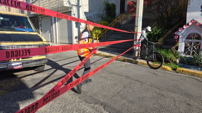 Trabajadores de la alcaldía Álvaro Obregón realizan cierres para permitir las reparaciones. @AlcaldiaAO