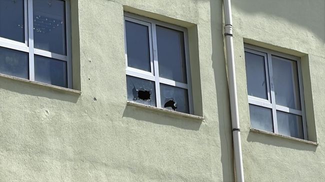 Un ataque armado en una escuela del sureste de Turquía dejó al menos 16 personas heridas, entre ellas estudiantes y profesores; el agresor, un exalumno, murió tras dispararse. EFE Un ataque armado en una escuela del sureste de Turquía dejó al menos 16 personas heridas, entre ellas estudiantes y profesores; el agresor, un exalumno, murió tras dispararse. EFE