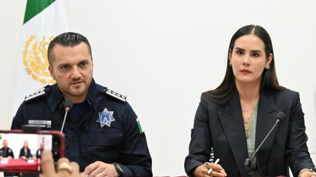 Rosi Bayardo, presidenta municipal de Manzanillo y el teniente Fabián Gómez Calcáneo durante conferencia de prensa. Foto FGE Colima