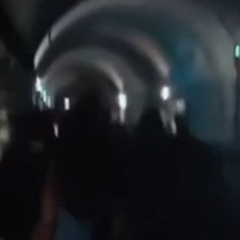 Por falla de luz, decenas de usuarios caminan por las vías de la Línea 3 del Metro (Foto. Especial)