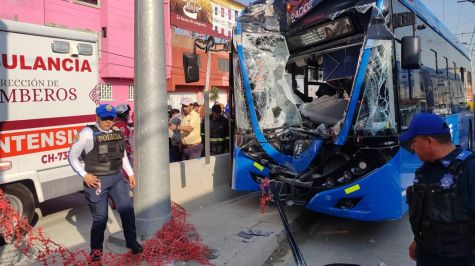 Se presume que el conductor habría intentado esquivar una coladera sin tapa. Foto Redes Sociales