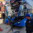 Se presume que el conductor habría intentado esquivar una coladera sin tapa. Foto Redes Sociales