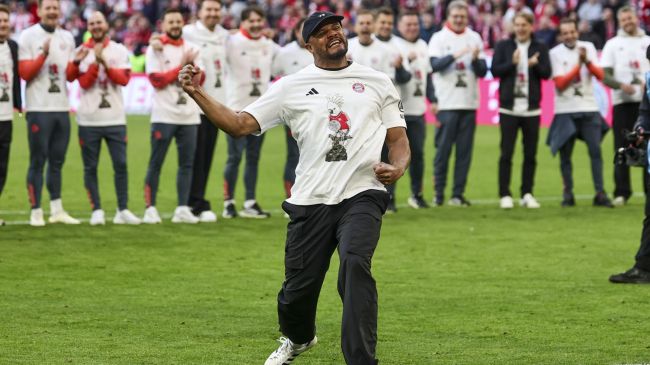 El entrenador del Bayern, Vincent Kompany, celebra tras ganar el título (Foto EFE)