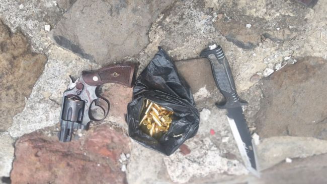 Armas y cartuchos asegurados tras la balacera en Teotihuacán. Foto Cuarto Oscuro