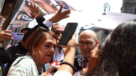 Familiares de personas desaparecidas, no invitados a la reunión con el Alto Comisionado de la ONU para los Derechos Humanos, Volker Türk, lo increparon a su salida del Centro Cultural España (Cuatoscuro) 