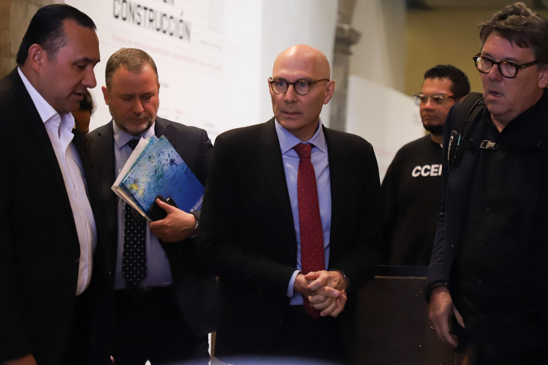 Familiares de personas desaparecidas, no invitados a la reunión con el Alto Comisionado de la ONU para los Derechos Humanos, Volker Türk, lo increparon a su salida del Centro Cultural España (Cuatoscuro) 