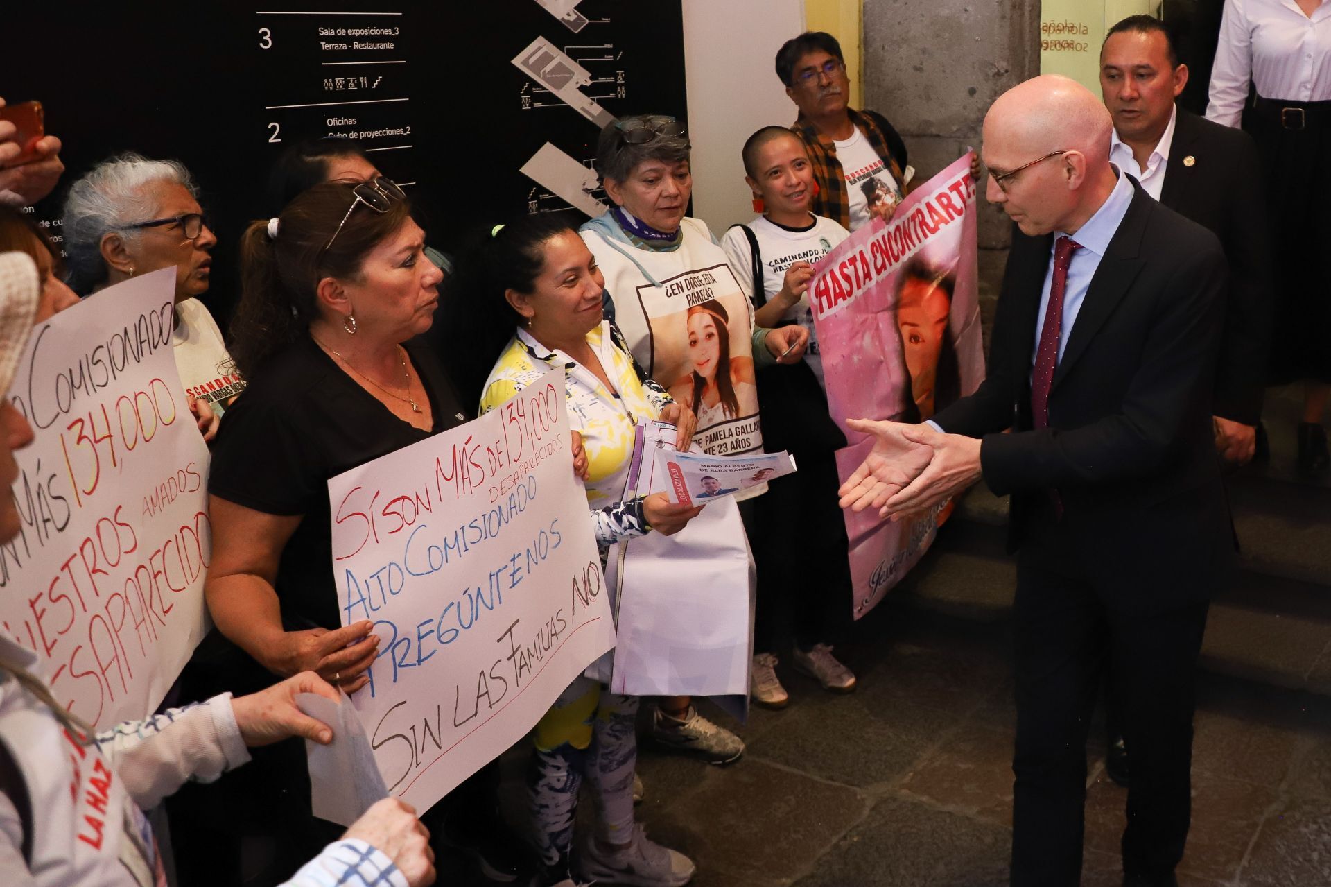 Familiares de personas desaparecidas, no invitados a la reunión con el Alto Comisionado de la ONU para los Derechos Humanos, Volker Türk, lo increparon a su salida del Centro Cultural España (Cuatoscuro) 