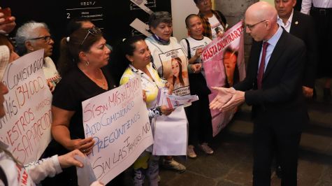 Familiares de personas desaparecidas, no invitados a la reunión con el Alto Comisionado de la ONU para los Derechos Humanos, Volker Türk, lo increparon a su salida del Centro Cultural España (Cuatoscuro) 