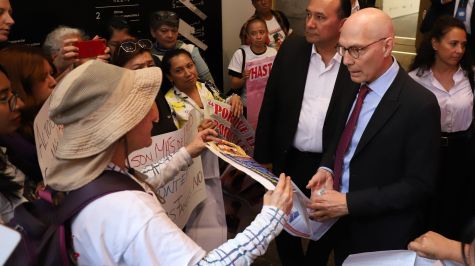 Familiares de personas desaparecidas, no invitados a la reunión con el Alto Comisionado de la ONU para los Derechos Humanos, Volker Türk, lo increparon a su salida del Centro Cultural España (Cuatoscuro) 