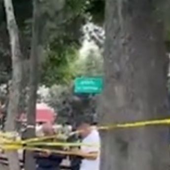 Un hombre, cuya edad se estima entre los 30 y 40 años, perdió la vida, tras ser atacado con un arma punzocortante en las inmediaciones del Hospital La Raza (Foto: Especial)