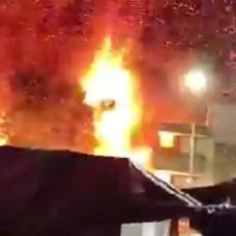 Cerca de las 22:00 horas de anoche, se desató un incendio de magnitud considerable en las inmediaciones del Mercado Sonora