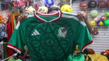 Autoridades capitalinas y federales llevaron a cabo un operativo especial en el Centro Histórico de la Ciudad de México para retirar mercancía apócrifa vinculada al Mundial de Futbol 2026 (Foto: Cuartoscuro)