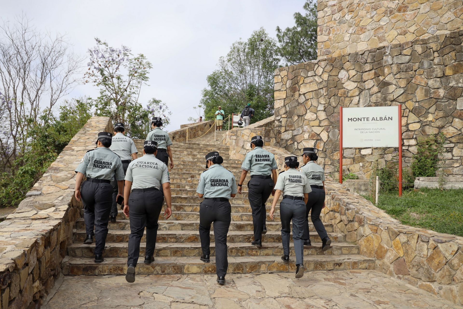 Efectivos de la Guardia Nacional encabezan las labores de seguridad en la zona arqueológica de Monte Albán.  Foto Cuarto Oscuro 