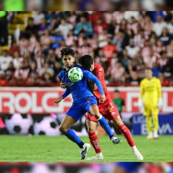 Chivas perdona y deja vivo el liderato tras empate ante Necaxa