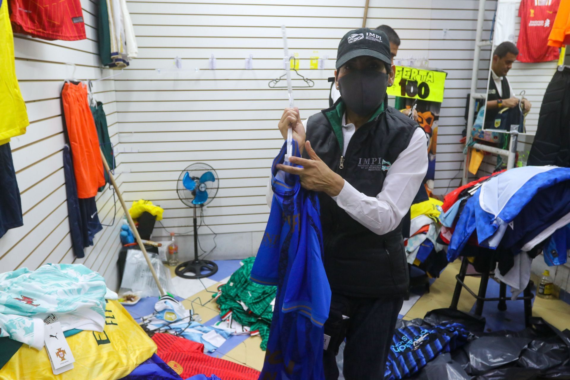 Entre los principales artículos confiscados se encuentran playeras de selecciones de futbol. Foto Axel Sánchez 