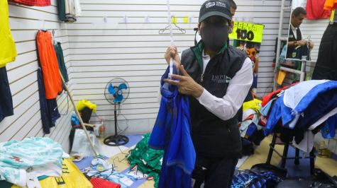 Entre los principales artículos confiscados se encuentran playeras de selecciones de futbol. Foto Axel Sánchez 