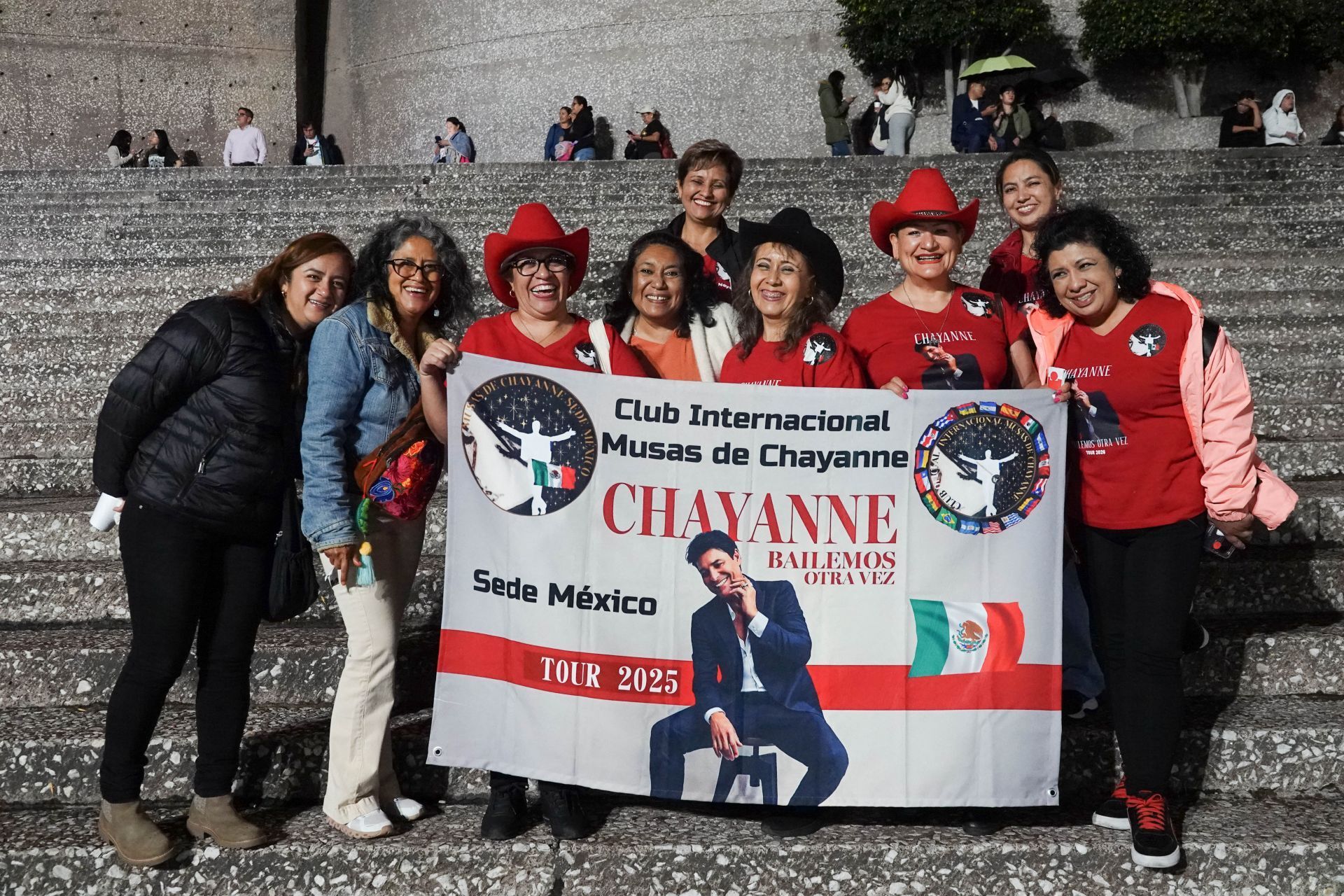 El club de fans "Las Musas de Chayanne" se hizo presente para apoyar al artista. Foto Camila Ayala