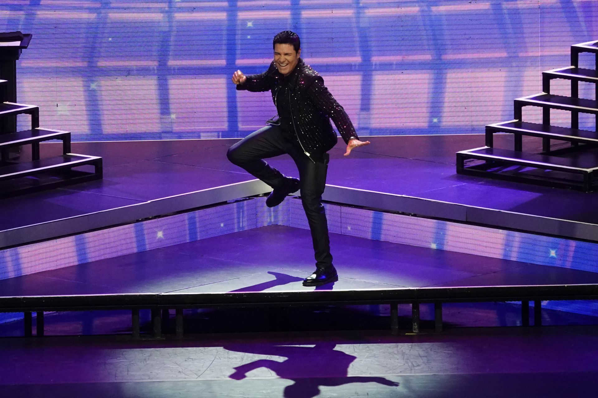 El cantante boricua abrió el concierto con el tema homónimo de su gira "Bailemos otra vez". Foto Camila Ayala