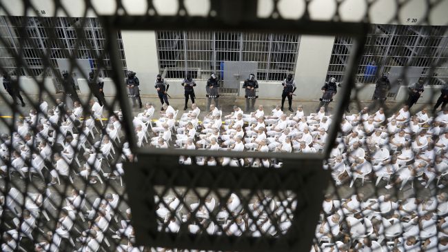 Juicio masivo en el CECOT 400 líderes de la MS13 frente a la justicia de El Salvador (EFE)