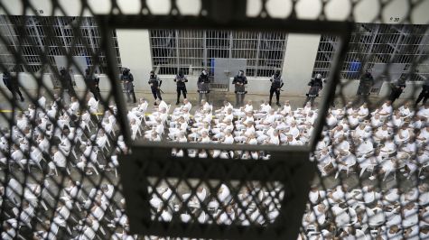 Juicio masivo en el CECOT 400 líderes de la MS13 frente a la justicia de El Salvador (EFE)