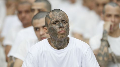 Juicio masivo en el CECOT 400 líderes de la MS13 frente a la justicia de El Salvador (EFE)