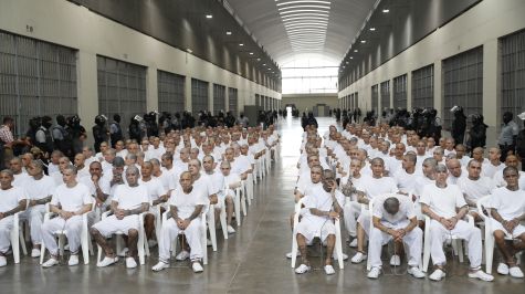 Juicio masivo en el CECOT 400 líderes de la MS13 frente a la justicia de El Salvador (EFE)
