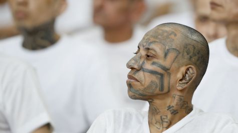 Juicio masivo en el CECOT 400 líderes de la MS13 frente a la justicia de El Salvador (EFE)