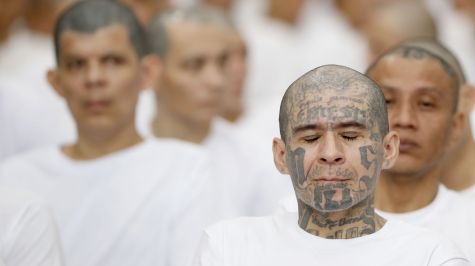 Juicio masivo en el CECOT 400 líderes de la MS13 frente a la justicia de El Salvador (EFE)