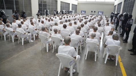 Juicio masivo en el CECOT 400 líderes de la MS13 frente a la justicia de El Salvador (EFE)