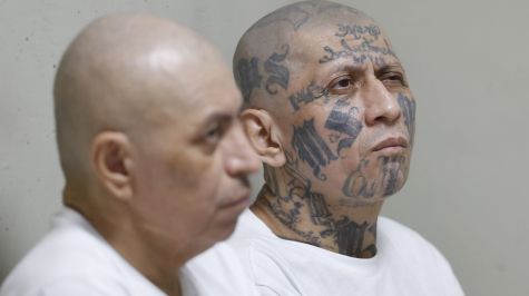 Juicio masivo en el CECOT 400 líderes de la MS13 frente a la justicia de El Salvador (EFE)