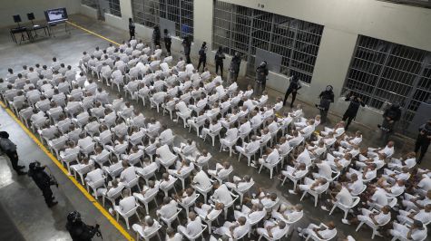 Juicio masivo en el CECOT 400 líderes de la MS13 frente a la justicia de El Salvador (EFE)