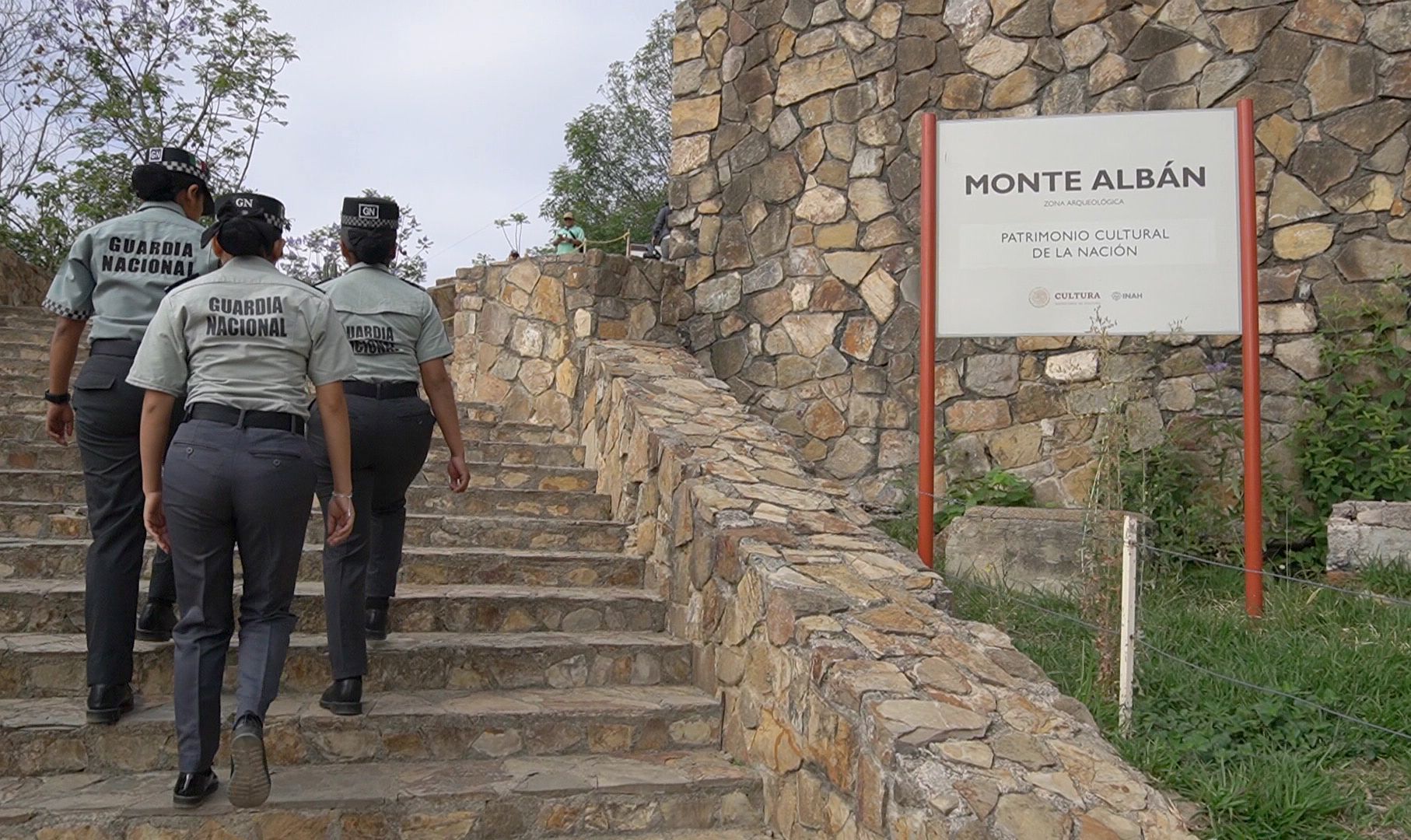 Agentes de la Guardia Nacional realizan rondas de vigilancia, en la zona arqueológica de Monte Albán, Oaxaca. (EFE)