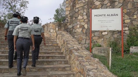 Agentes de la Guardia Nacional realizan rondas de vigilancia, en la zona arqueológica de Monte Albán, Oaxaca. (EFE)