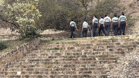 Agentes de la Guardia Nacional realizan rondas de vigilancia, en la zona arqueológica de Monte Albán, Oaxaca. (EFE)