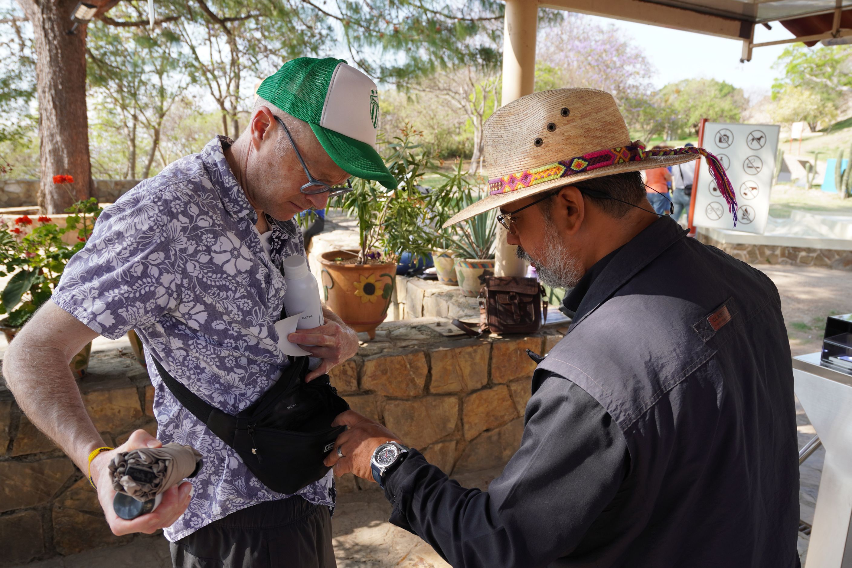Personal de la zona arqueológica de Monte Albán revisa a turistas, a su ingreso a Monte Albán, Oaxaca (EFE)