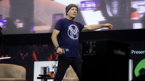 Bruce Dickinson, vocalista de Iron Maiden recordó la importancia de "vivir el momento". Foto Brandon Díaz