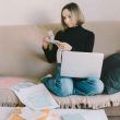 Persona gestiona facturas y claves de pago del SAT. Persona gestiona facturas y claves de pago del SAT.
