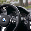 Interior de un auto moderno donde la batería impulsa el rendimiento y la eficiencia energética.