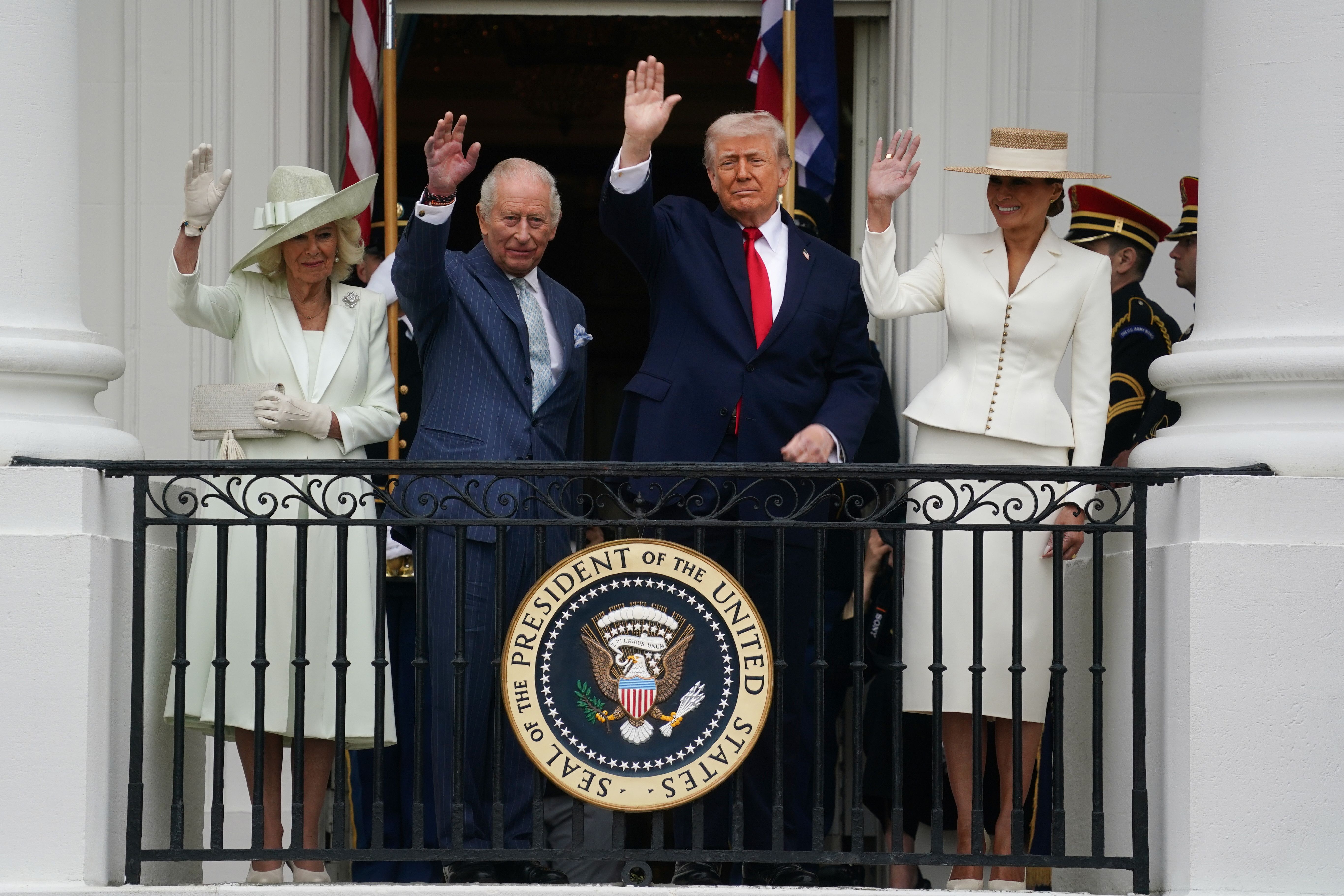 El presidente de Estados Unidos, Donald Trump, y la primera dama Melania Trump reciben al rey Carlos III de Reino Unido y a la reina Camila durante la ceremonia oficial de bienvenida en el Jardín Sur de la Casa Blanca, en Washington. (EFE)