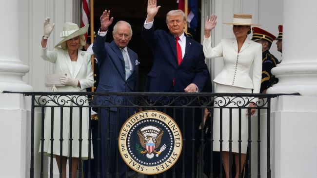 El presidente de Estados Unidos, Donald Trump, y la primera dama Melania Trump reciben al rey Carlos III de Reino Unido y a la reina Camila durante la ceremonia oficial de bienvenida en el Jardín Sur de la Casa Blanca, en Washington. (EFE)
