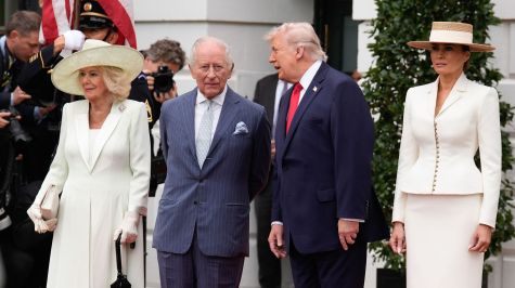 El presidente de Estados Unidos, Donald Trump, y la primera dama Melania Trump reciben al rey Carlos III de Reino Unido y a la reina Camila durante la ceremonia oficial de bienvenida en el Jardín Sur de la Casa Blanca, en Washington. (EFE)
