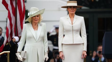 El presidente de Estados Unidos, Donald Trump, y la primera dama Melania Trump reciben al rey Carlos III de Reino Unido y a la reina Camila durante la ceremonia oficial de bienvenida en el Jardín Sur de la Casa Blanca, en Washington. (EFE)