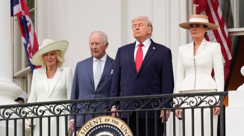 El presidente de Estados Unidos, Donald Trump, y la primera dama Melania Trump reciben al rey Carlos III de Reino Unido y a la reina Camila durante la ceremonia oficial de bienvenida en el Jardín Sur de la Casa Blanca, en Washington. (EFE)