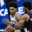 Boston Celtics y San Antonio Spurs buscan terminar la serie este martes. EFE