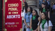 En la protesta, las activistas realizaron actos simbólicos, como encender bengalas y romper una piñata con la imagen del Código Penal (Foto: Cuartoscuro)