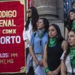 En la protesta, las activistas realizaron actos simbólicos, como encender bengalas y romper una piñata con la imagen del Código Penal (Foto: Cuartoscuro)