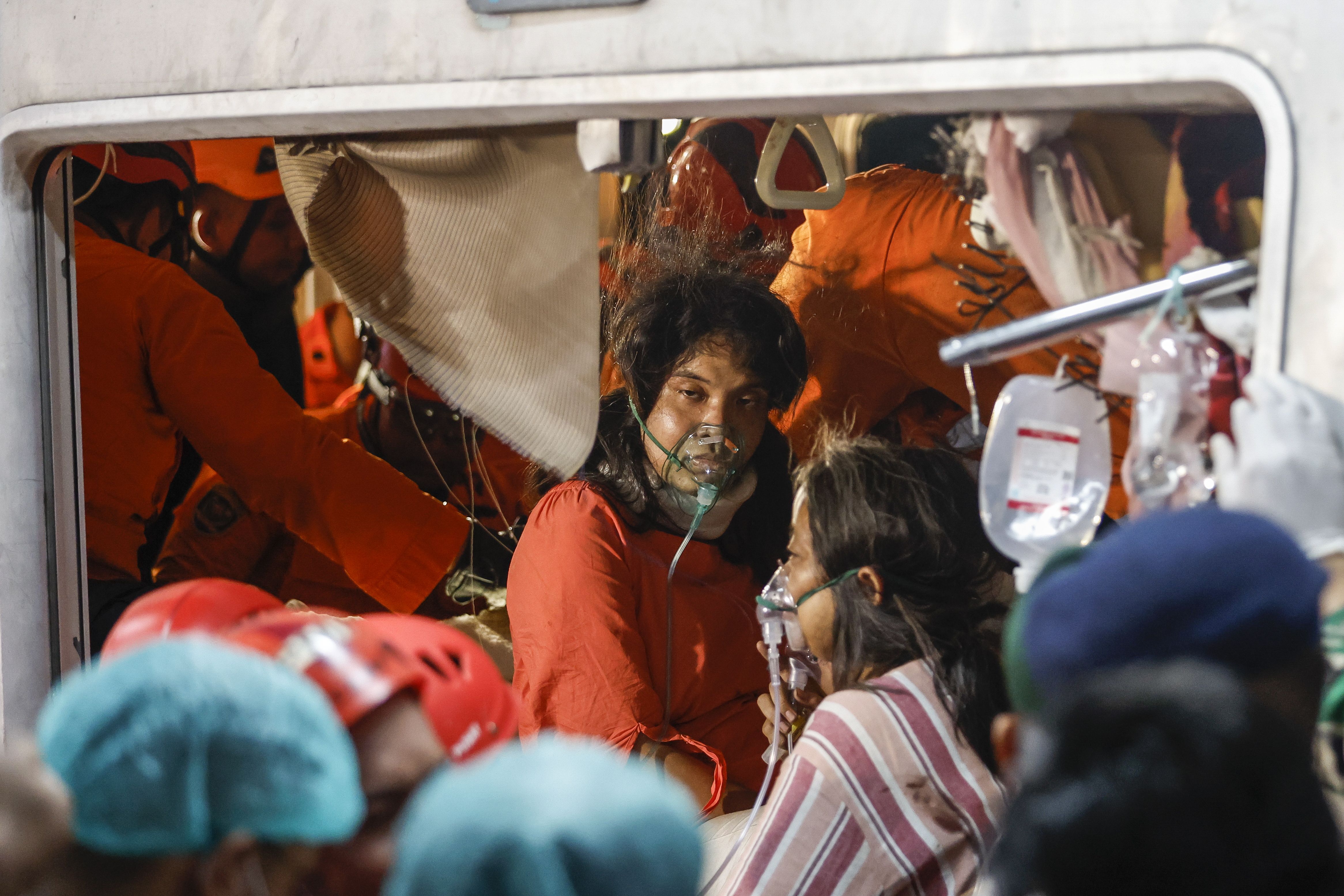 Trabajos de los equipos de rescate para evacuar a las pasajeras atrapadas entre los restos de los trenes que colisionaron en la estación de Bekasi Este, ubicada a unos 20 kilómetros de Yakarta. (EFE)